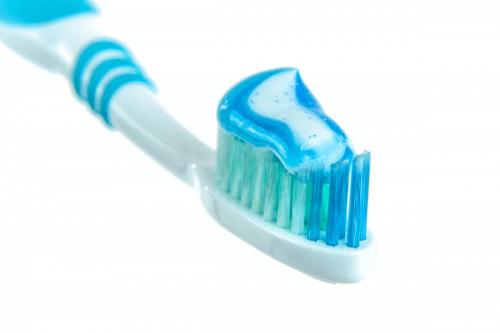 Mi a különbség a szónikus és az elektromos fogkefe között?